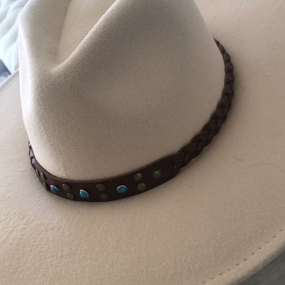 Ivory Fedora - Picture 1 of 5